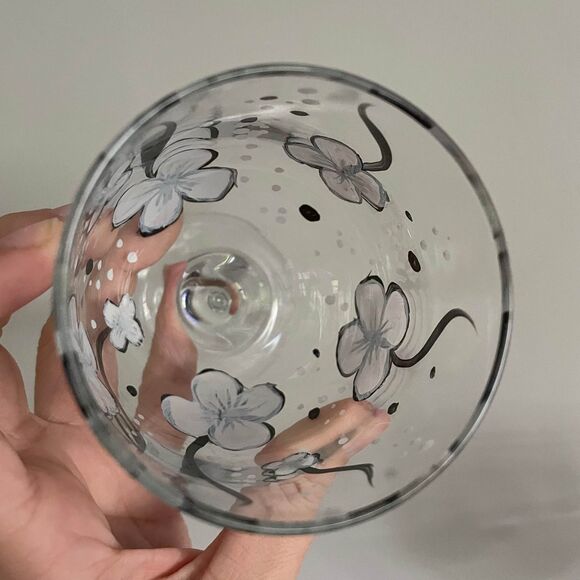 Set of 2 Hand Painted Floral Wine Glasses - Picture 6 of 7